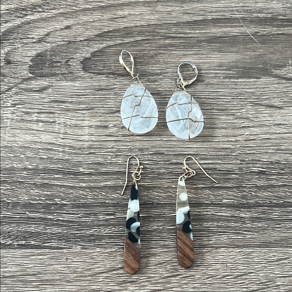 Elegant Gold and Black Earrings Set